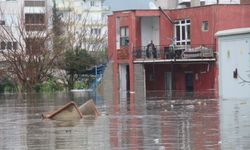 Mahsur kalan vatandaşlar kepçe yardımı ile kurtartıldı