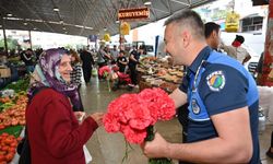 Zabıtadan şeker ve çiçekli bayram tebriği