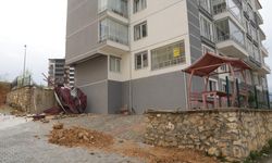 Uçan çatı apartmanın duvarına ok gibi saplandı