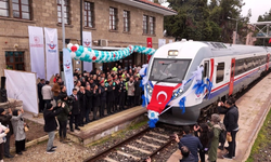 Burdur 15 yıl sonra yolcu trenine Güller Ekspres ile kavuştu