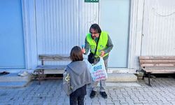 İzmir depremimde oğlunu kaybeden simge isim Elif'in babası, enkaz kentte afetzede vatandaşlara umut oluyor