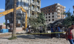 Kırıkhan'da Yıkılan Bina Diğerine Zarar Verdi