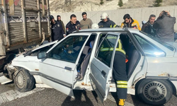 Kırmızı ışıkta duran kamyonete otomobil çarptı: 4 yaralı