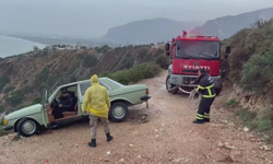 Uçurumdan yuvarlanmaya ramak kala durmayı başaran otomobili itfaiye ekipleri kurtardı