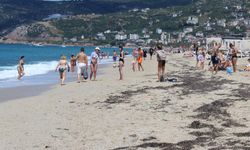Turistler sıcak havanın keyfini sahilde çıkardı