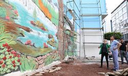 İskenderun'da depremin izleri duvarlara çizilen resimlerle siliniyor