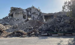 Kahramanmaraş’ta ağır hasarlı binaların yıkımı devam ediyor