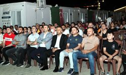 Başkan Toptaş, Türkiye-Çekya maçını vatandaşlarla izledi