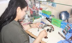 Kahramanmaraş 'da Şükran Usta, 15 yıldır saat tamirciliği yapıyor