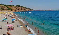 Antalya 'da 37 dereceye yüzde 70 üstü nem eşlik etti, tatilciler soluğu sahilde aldı