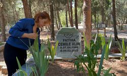 Türkiye'yi duygulandıran yüzüğü bulamayan depremzede öğretmen, annesinin mezarı başında özür diledi