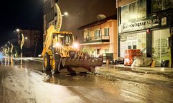 Burdur’da etkili olan sağanak yağış nedeniyle yollar göle döndü