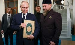 Putin'in camide Kuran-ı Kerim'i öptüğü anlar dikkat çekti