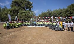 Çocuklar, gönüllülerle beraber ormanlık alanda çöp topladı