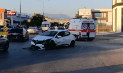 Otomobil refüje çıkıp trafik ışıklarına çarptı: 2 yaralı