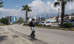 Trafikte tek teker üzerinde yolculuk yapan sürücü ilgi odağı oluyor