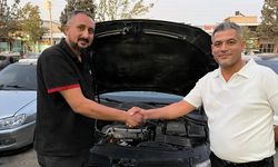 Otomobili tamirden erken çıkınca davul zurna eşliğinde oynayarak teslim aldı