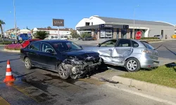 Çarpışan otomobiller levhaları yıktı: 3 yaralı