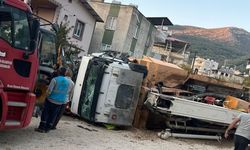 Sürücüsünün direksiyon hakimiyetini kaybettiği kamyon araçları biçti