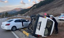 Otomobil ile midibüs kavşakta çarpıştı: 5 yaralı