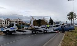 Seyir Halindeyken Lastiği Patlayan Tofaş Kanalı Aşıp Refüje Uçtu