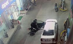 Otomobilin açılan kapısına çarpan motosiklet sürücü hastanelik oldu