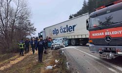 Tıra çarpan Opel marka otomobil 2 kişiye mezar oldu