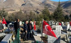 Ekinözü'nde deprem mezarlığı bayraklarla donatıldı