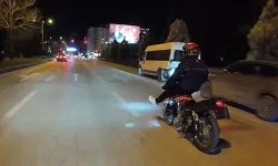 Polisin trafiği tehlikeye atan motosikletlileri ilginç yakalama yöntemi