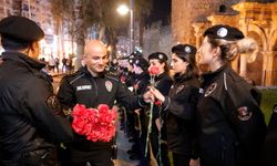 Antalya'da 8 Mart’ta Görev Yapan Kadın Polislere Karanfil