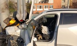 Aydınlatma Direğine Çarpan Suv Hurdaya Döndü: 2 Yaralı