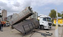 Damperi açılan tır üst geçidi kopardı