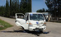 Kamyon ile Hafif Ticari Araç Çarpıştı: 2 Yaralı