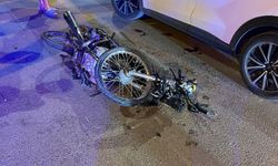 Otomobille çarpışan motosiklet hurdaya döndü: 1’i ağır 2 yaralı