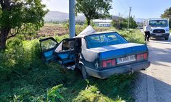 Elektrik direğine çarpan Tofaş hurdaya döndü: 2 yaralı