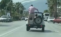 Üstü açık araçla trafiği tehlikeye attılar