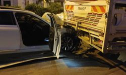 Otomobil Kamyonete Çarptı: 2 Yaralı