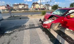 Otomobil ile kamyonet çarpıştı: 1 yaralı