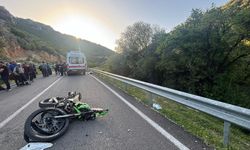Bariyerlere çarpan motosikletteki lise öğrencisi hayatını kaybetti