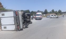 Ticari araç yandan çarptığı kamyoneti devirdi
