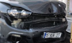 Alkollü Sürücü Önce Kaldırıma Saksılarına Çarptı