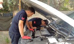 Aracın Motoruna Sıkışan Yavru Kedi Kurtarıldı