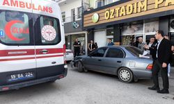 Elektrikli Motosiklet İle Otomobil Çarpıştı: 2 Yaralı