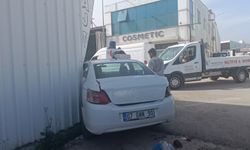 Halatı Kopan Forklift Araca Çarptı