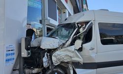 İki Servis Aracı Çarpıştı