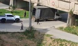 Kamyonet Köprüye Sıkıştı
