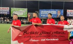 Öğretmen 10. Evlilik Yıl Dönümünü Sahada Kutladı