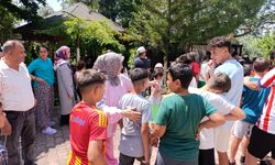 Çiftin Bayram Geleneği Sürüyor: Yüzlerce Çocuğa Harçlık Verdiler