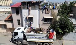 Bir Evden 2 Kamyon Çöp Çıkarıldı