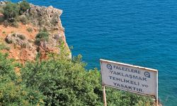 Çit Ve Uyarı Tabelasını Dikkate Almayıp Falezlere Çıkan Gençler Ölüm Atlayışları Yapıyor